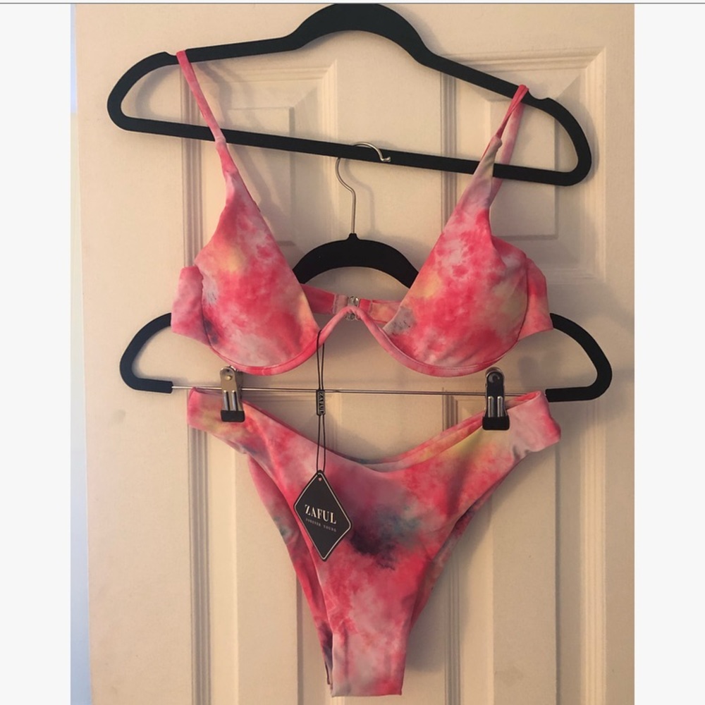 NWT. NEVER WORN. TIE DYE ZAFUL BIKINI